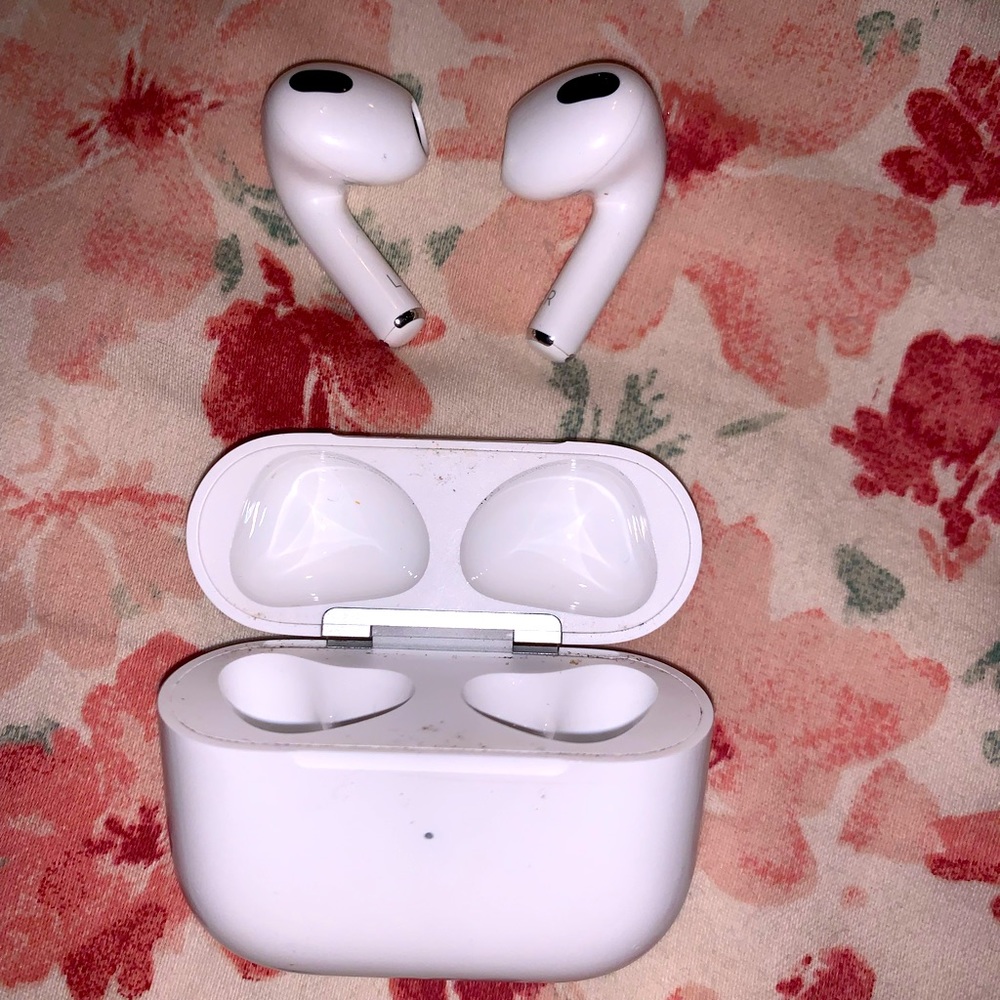 Apple AirPods (3rd Generation) Wireless
Earbuds